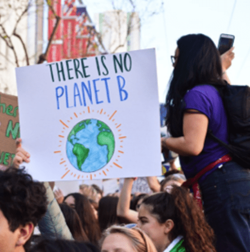 Photographie lors d'une manifestation pour le client, on y voit des pancartes avec la planète Terre.1