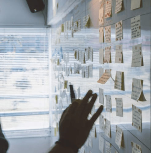 Photo d'un tableau rempli de post-it.1