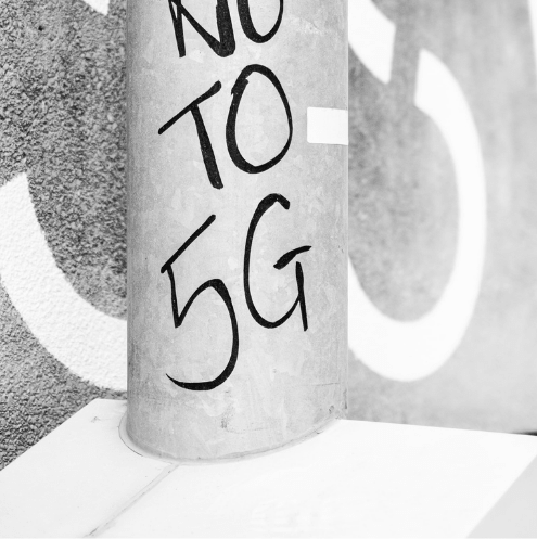 Inscription concernant l'arrivée de la 5G sur un mur urbain.1