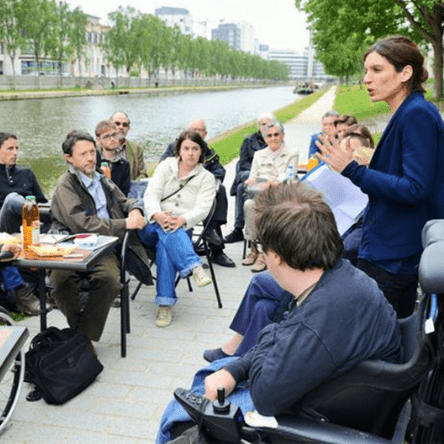 Plusieurs personnes échanges au sein même d'une ville.