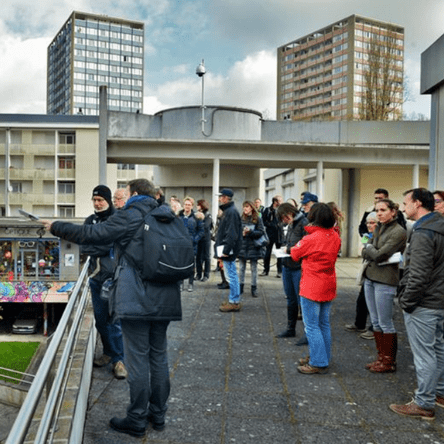 DGroupe de personne qui s'est retrouvé afin d'explorer une ville et trouver des améliorations possibles.