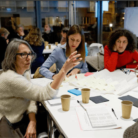Réunion de plusieurs personnes autour d'un café afin d'échanger sur différents sujets.