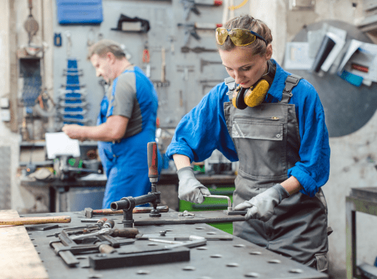 Une femme et un homme travaillent dans leur atelier.