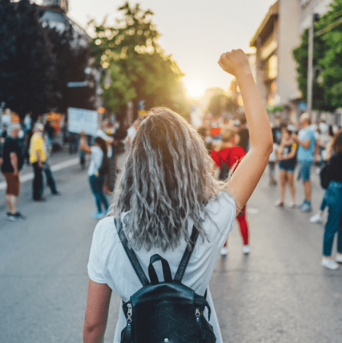 Femme manifestant pour l'égalité hommes/femmes.1