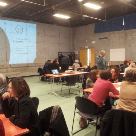 Réunion de plusieurs groupes de personnes autour d'un workshop pour échanger sur des sujets importants.