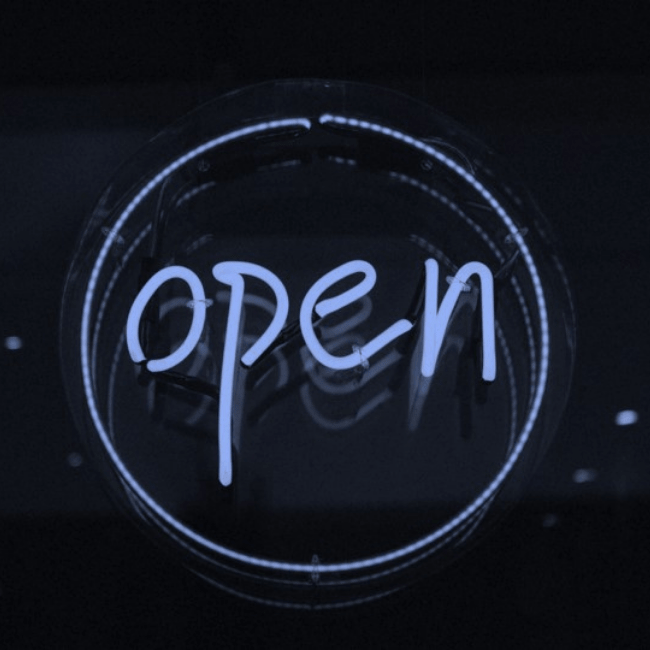 Néon de couleur bleu avec le mot