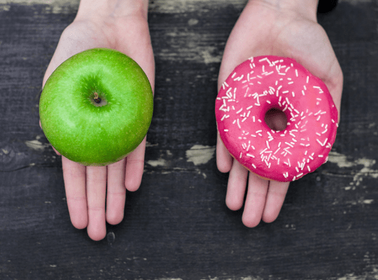 Choix entre une pomme et un donuts.