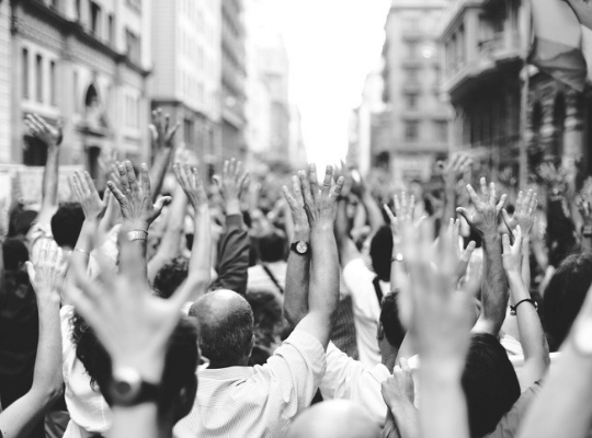 Foule de manifestants au sein d'une ville.