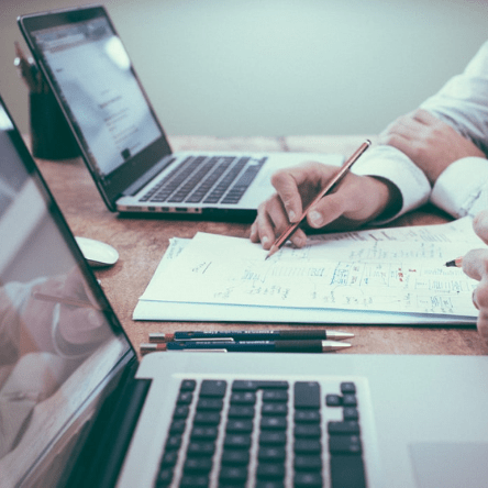 Des experts TMO travaillent sur un benchmark.